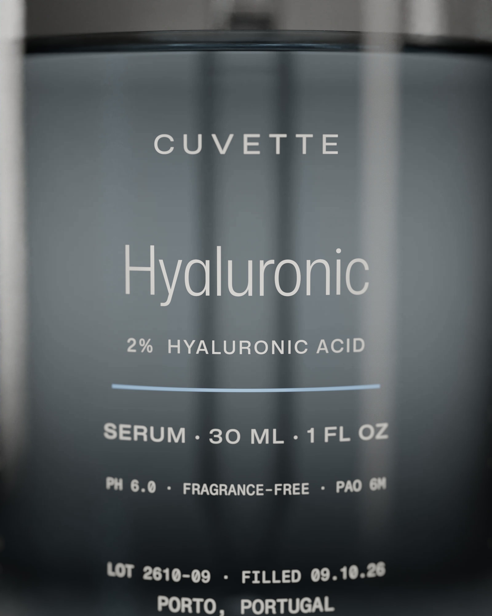 Close-up of the Hyaluronic 2% label: lot and strength printed on the glass